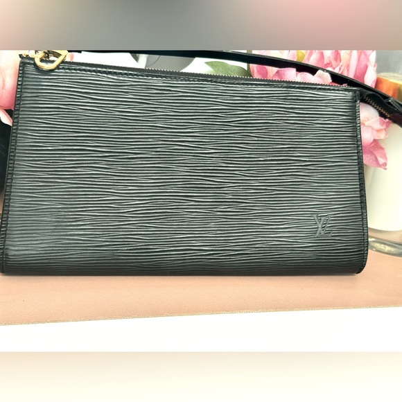 Louis Vuitton Black Epi Pochette - Picture 3 of 12